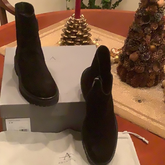 Aquatalia Madelyn suede booties. - Picture 1 of 4